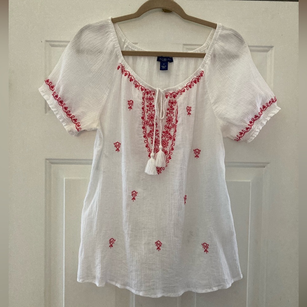 Bandolino Embroidered Top
Size Medium